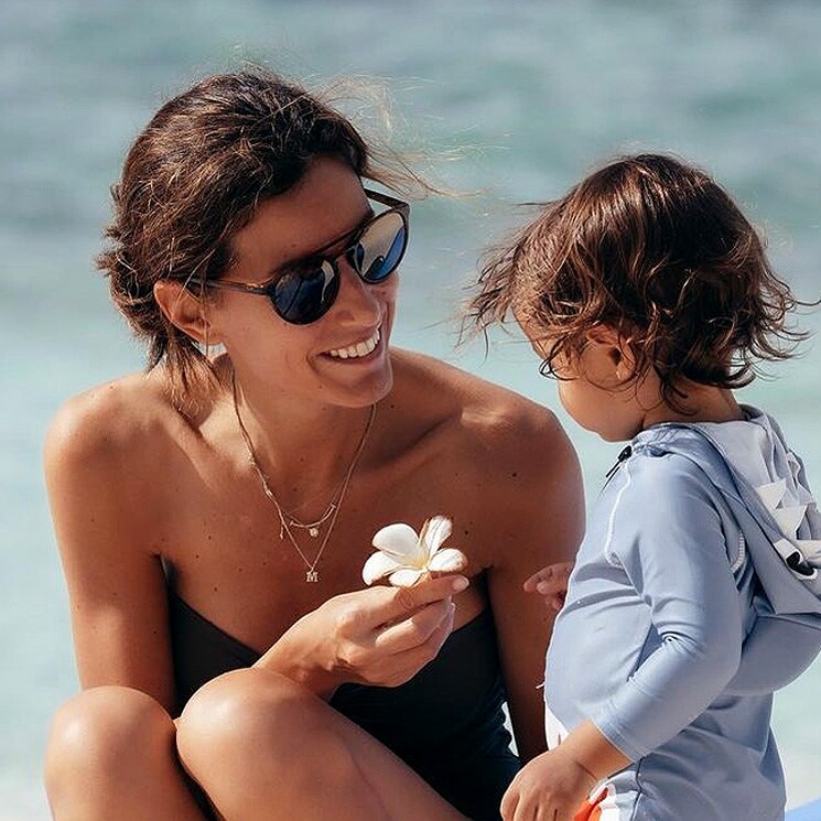 Ana Boyer se derrite con las últimas imágenes de su hijo Mateo: ¡un pequeño surfero en las playas de Doha!