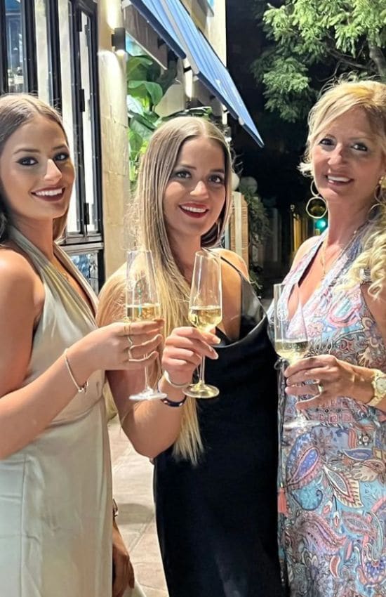 María José Galera con sus dos hijas