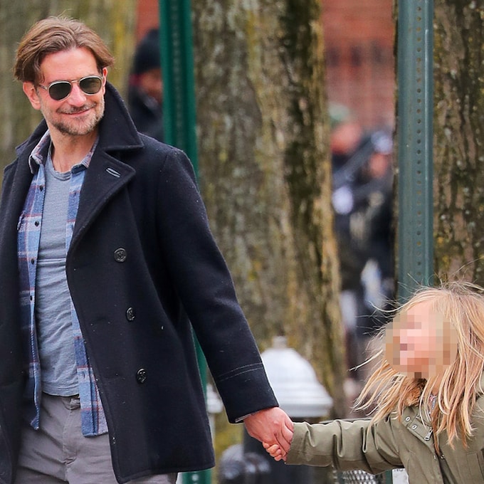 ¡La sonrisa le delata! Bradley Cooper disfruta de un animado paseo por Nueva York junto a su hija Lea 