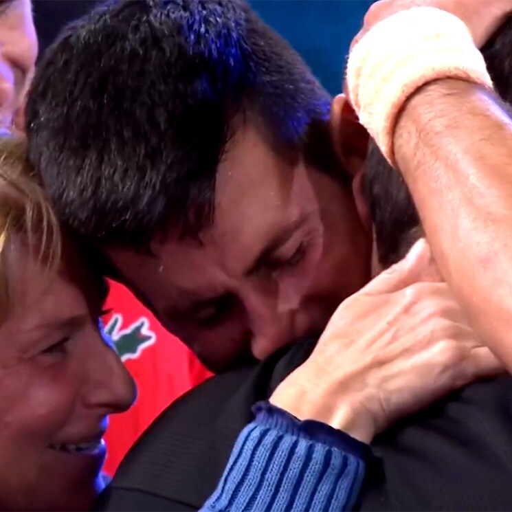 Las lágrimas desconsoladas de Djokovic abrazando a su madre que dan la vuelta al mundo tras ganar en Australia