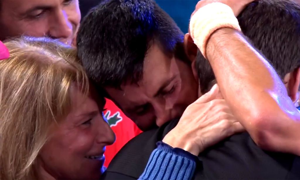 Las lágrimas desconsoladas de Djokovic abrazando a su madre que dan la vuelta al mundo tras ganar en Australia