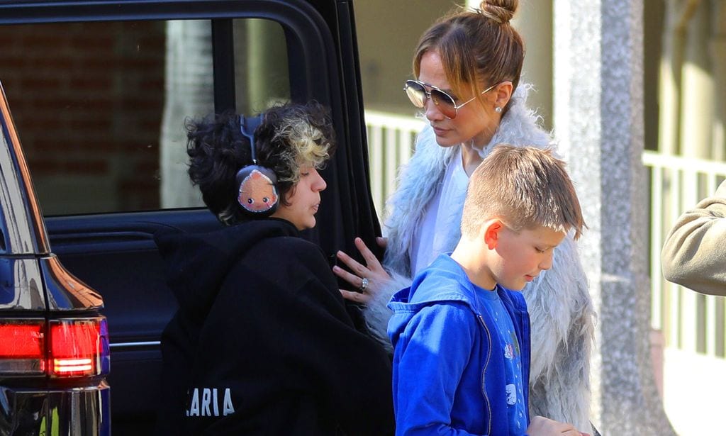 Jennifer López pasea con su hija Emme por Los Ángeles a la misma hora que Marc Anthony se da el 'sí, quiero' en Miami