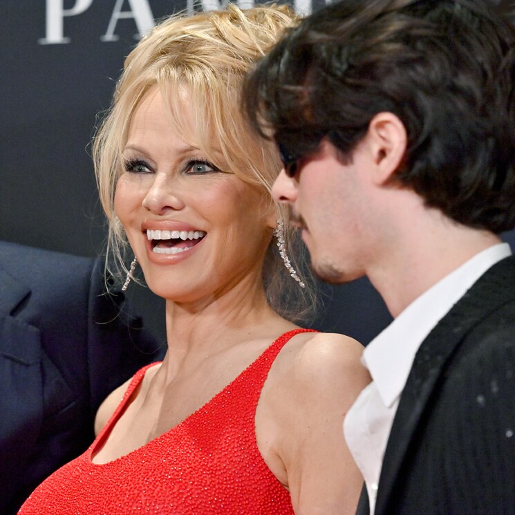 ¡Amor de madre! Pamela Anderson presenta su proyecto más personal junto a sus hijos Brandon y Dylan 