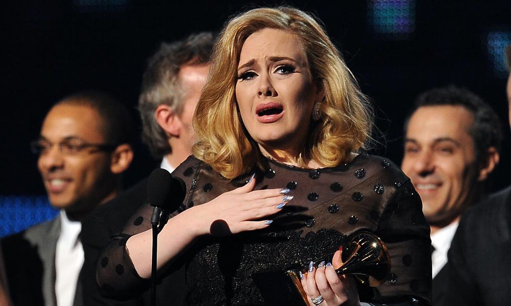 Adele se emociona hasta las lágrimas en pleno concierto por el conmovedor gesto de un fan