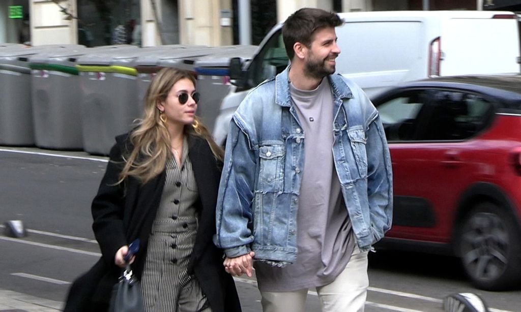 Piqué y Clara Chía, de la mano y sin parar de sonreír por las calles de Barcelona