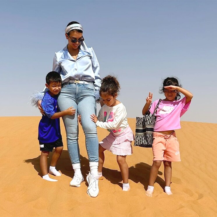 Eva, hija de Cristiano y Georgina, una 'mini-influencer' que posa así en el desierto