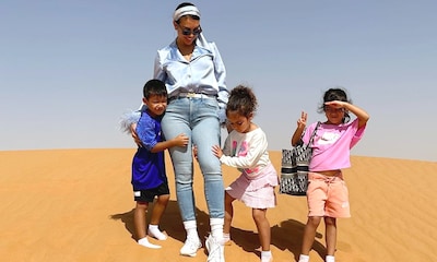 Eva, hija de Cristiano y Georgina, una 'mini-influencer' que posa así en el desierto