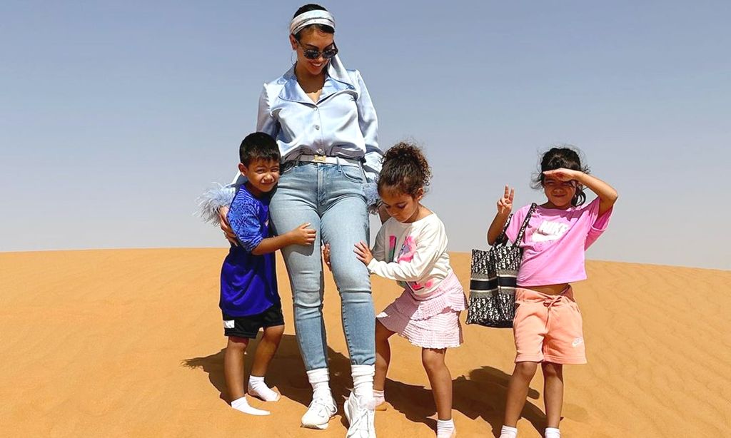 Georgina Rodriguez posa en el desierto con sus hijos