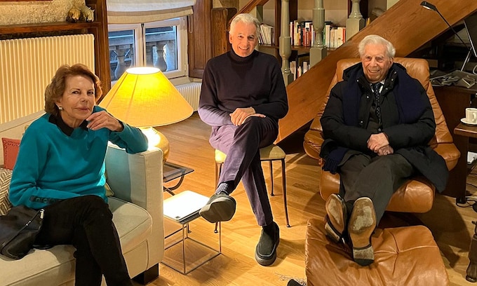 Mario Vargas Llosa con su exmujer y su hijo
