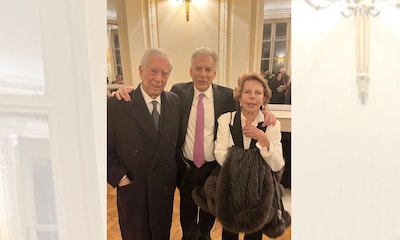 Mario Vargas Llosa, junto a su exmujer, Patricia, y sus hijos, acude a un cóctel en París