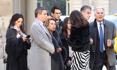 Mario Vargas Llosa, acompañado de su familia al convertirse en miembro de la Academia Francesa