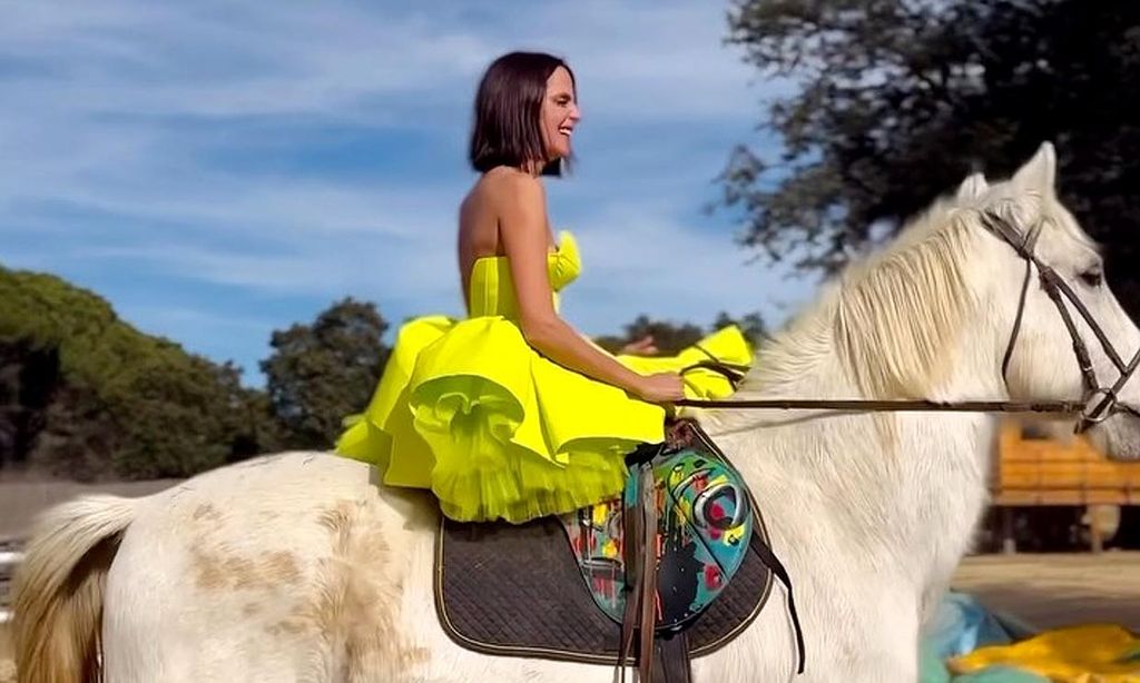La original fiesta de cumpleaños de Macarena Gómez con paseo a caballo y salto en paracaídas