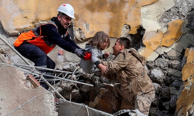 La esperanza en medio de la tragedia: un bebé de 20 días y una familia entera rescatados de los escombros