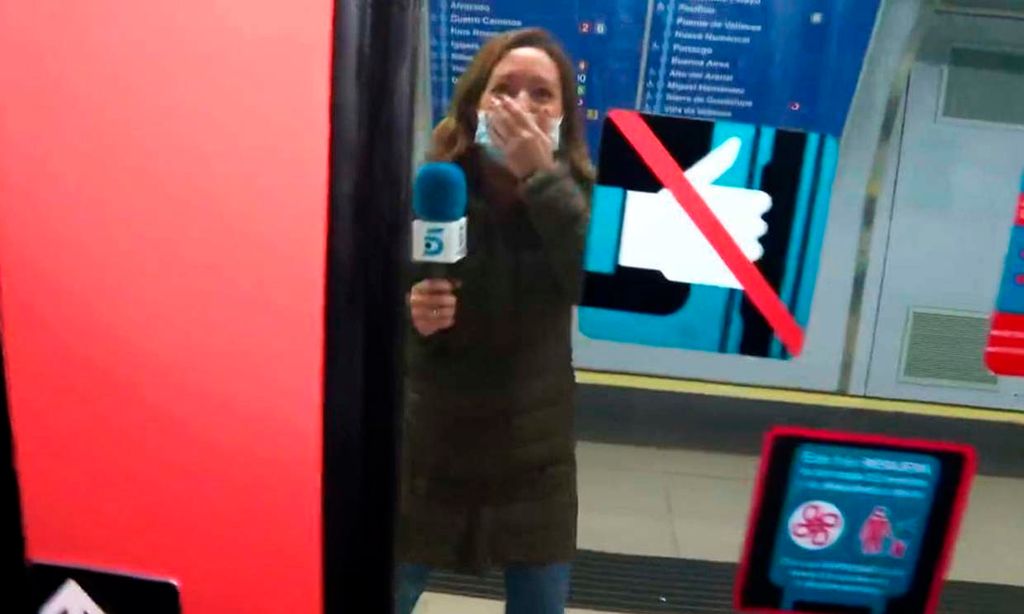 El vídeo de una reportera y su cámara, separados por las puertas del vagón del metro, que se ha hecho viral