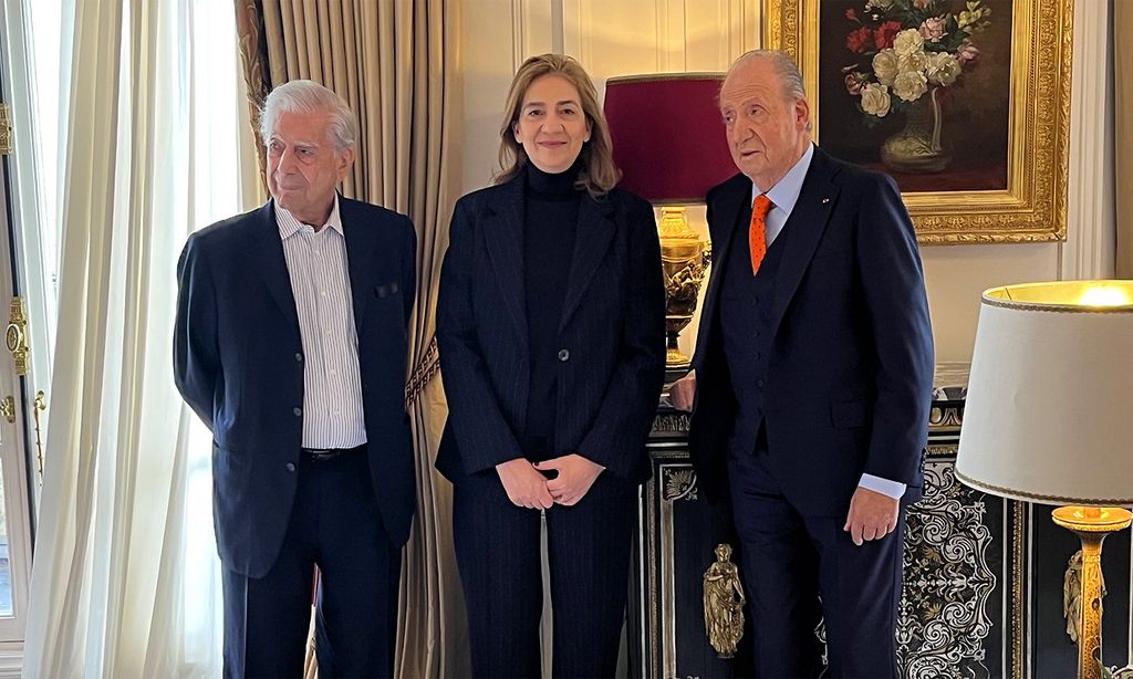 Mario Vargas Llosa se reúne con el rey Juan Carlos y la infanta Cristina antes de la cena en el Elíseo