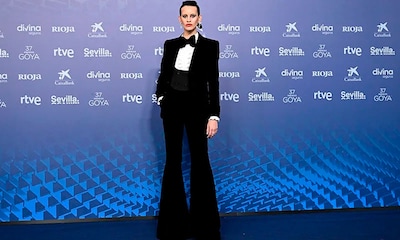 Milena Smit y el esmoquin de terciopelo que destaca en una gala dominada por los vestidos