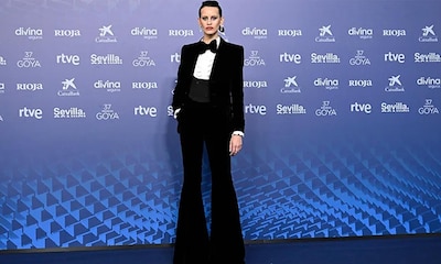 Milena Smit y el esmoquin de terciopelo que destaca en una gala dominada por los vestidos