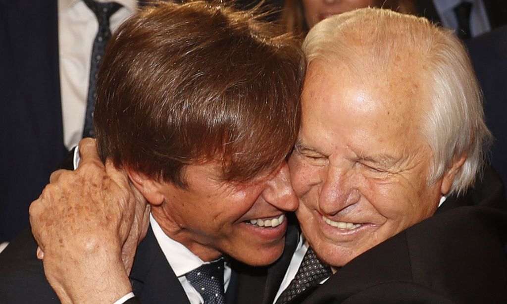 El abrazo de Manuel Benítez a su hijo Manuel Díaz en su primer acto juntos: 'Todo viene en su momento'