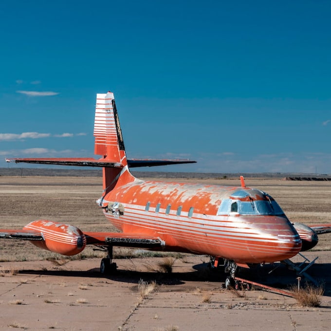Te mostramos el avión privado de Elvis Presley que estuvo 40 años abandonado en el desierto