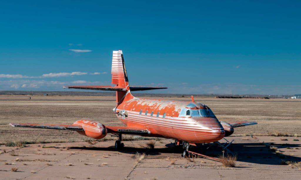 Te mostramos el avión privado de Elvis Presley que estuvo 40 años abandonado en el desierto