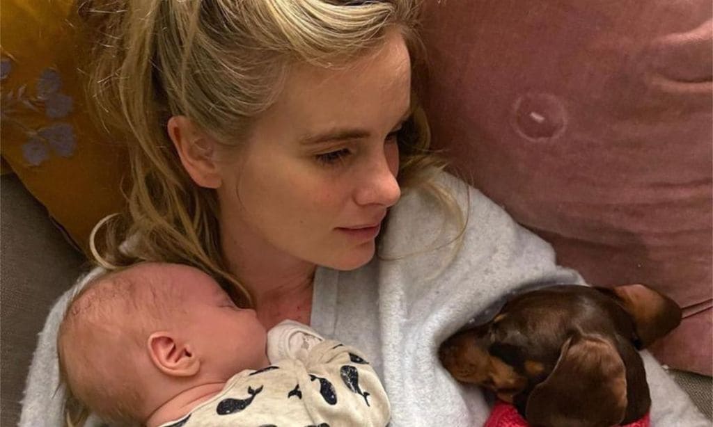 Cressida Bonas junto a su hijo y su mascota