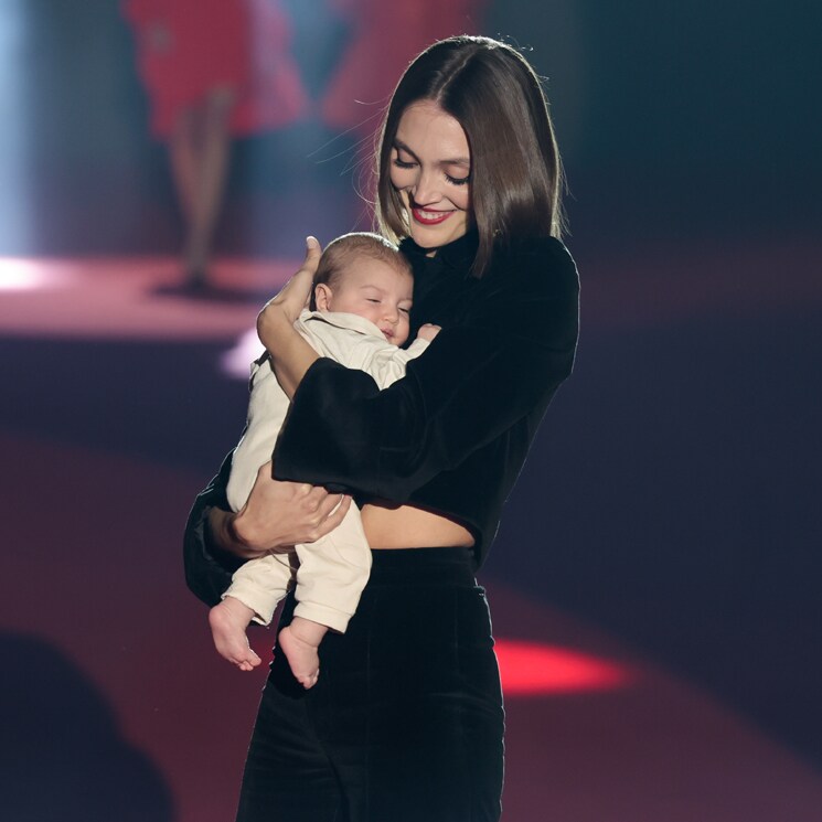 La modelo Neus Bermejo responde a las críticas tras desfilar con su bebé de dos meses