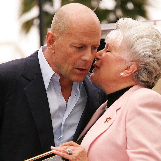 La madre de Bruce Willis no está segura de si su hijo todavía la reconoce 
