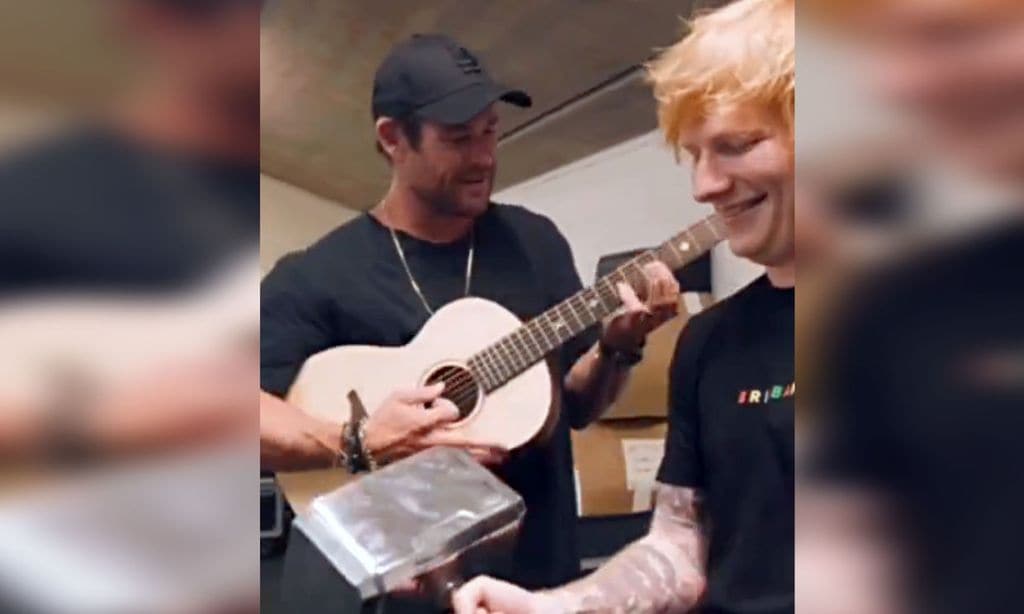 Chris Hemsworth consigue la guitarra de Ed Sheeran ¡a cambio del martillo de Thor!