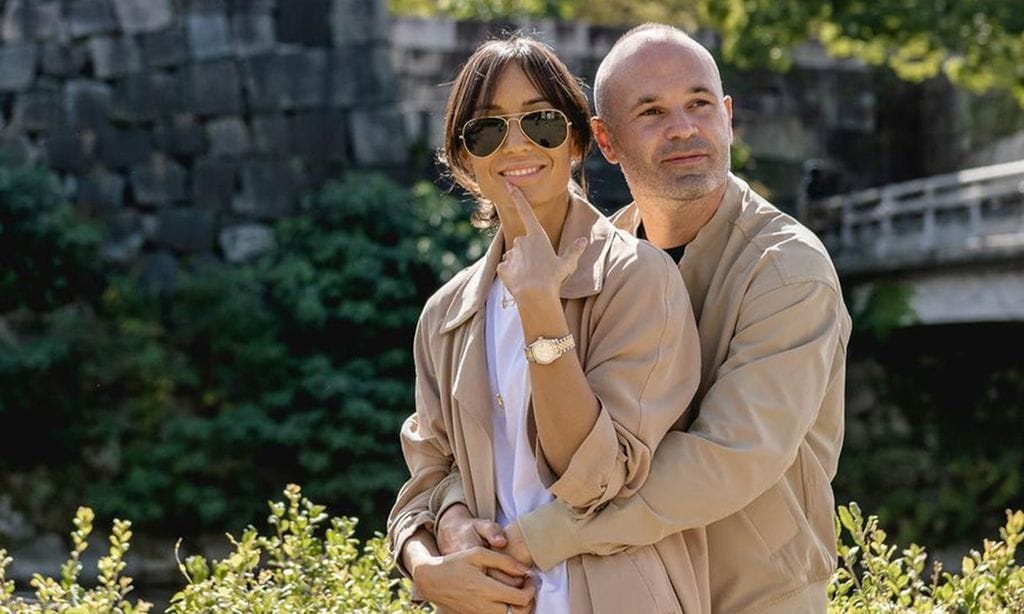 Andrés Iniesta protagoniza el posado más espectacular con su mujer Anna presumiendo de embarazo