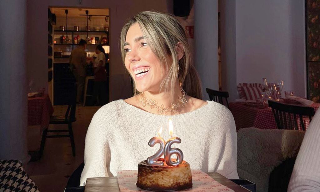 Anna Ferrer Padilla soplando las velas de su cumpleaños