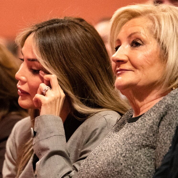 La mujer y la madre de David Bisbal lloran durante el discurso del cantante