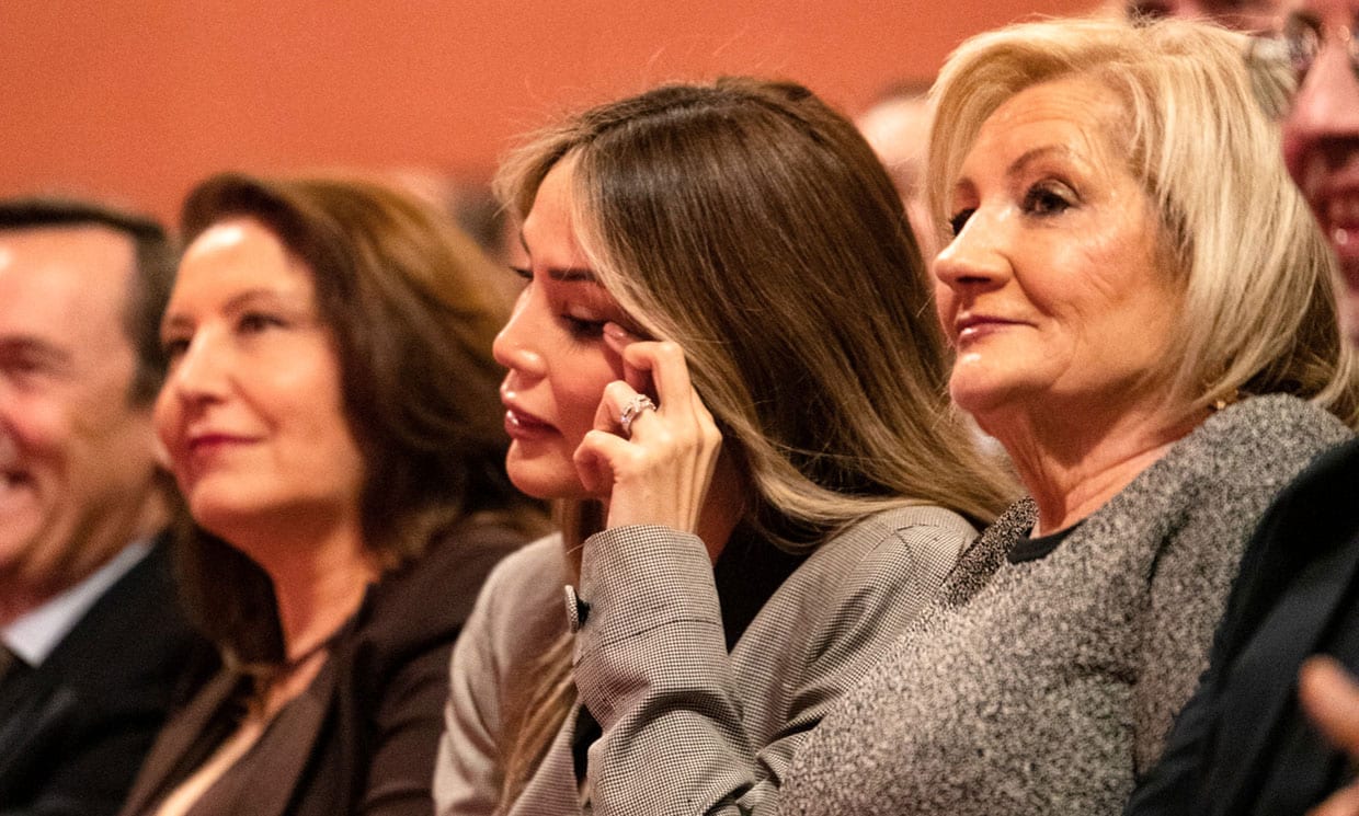 La mujer y la madre de David Bisbal lloran durante el discurso del cantante
