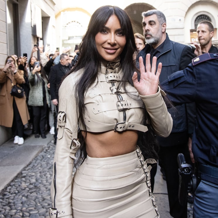Kim Kardashian desata la locura en Milán (y termina saliendo al balcón a saludar como una reina)