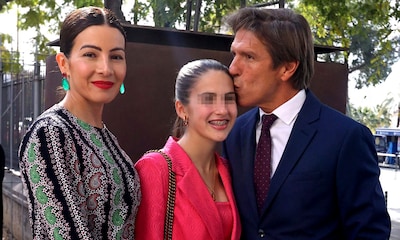 Manuel Díaz 'El Cordobés', con su mujer y su hija pequeña, arropa a su padre en la entrega de Medallas de Andalucía