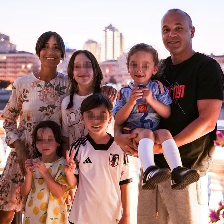 Andrés Iniesta comparte orgulloso la primera imagen de sus cinco hijos juntos