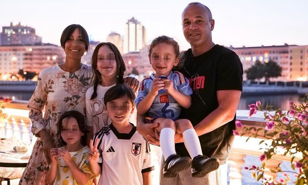 Andrés Iniesta comparte orgulloso la primera imagen de sus cinco hijos juntos