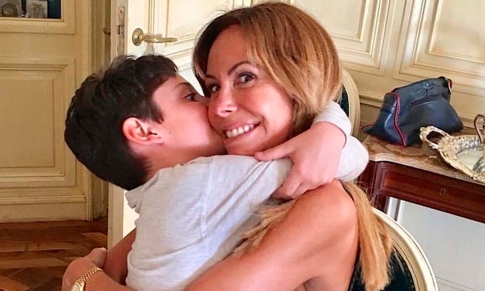 Lara Dibildos y Álvaro Muñoz Escassi felicitan a su hijo lejos de casa por primera vez