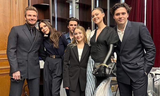Victoria Beckham arropada por su familia en París