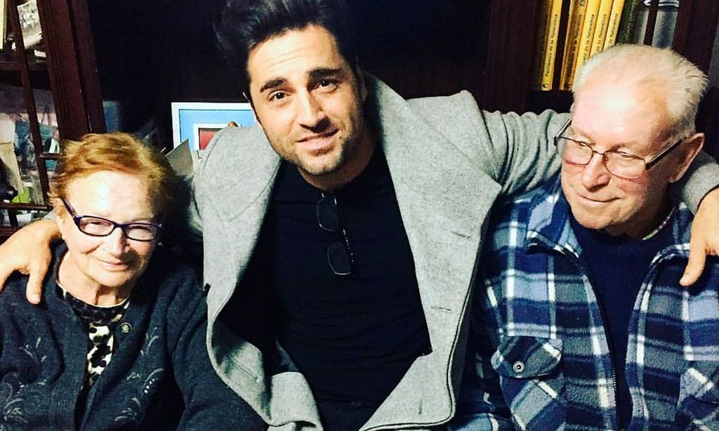 David Bustamante junto a sus dos abuelos