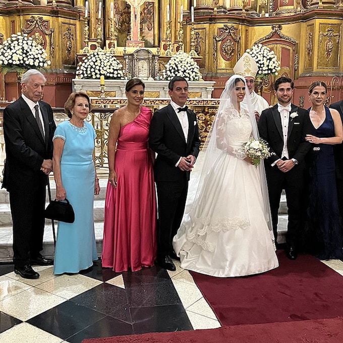 Mario Vargas Llosa asiste en Perú a la boda de su nieta Josefina acompañado de Patricia Llosa y sus hijos