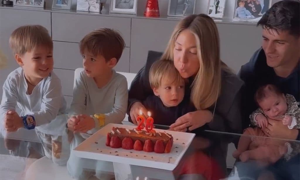 Alice Campello soplando las velas con su familia