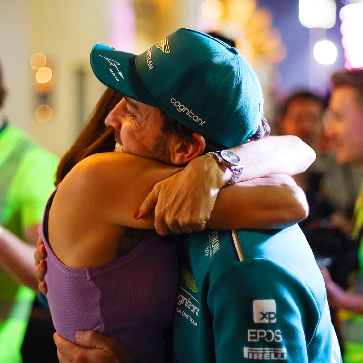 ¡El podio más romántico! Fernando Alonso celebra con Andrea Schlager su tercer puesto en el GP de Baréin