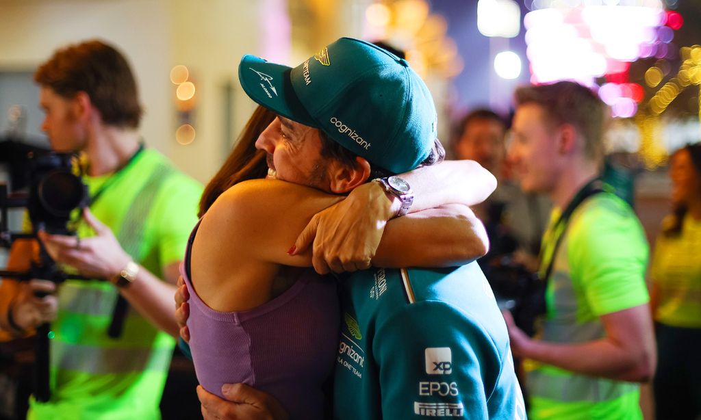 ¡El podio más romántico! Fernando Alonso celebra con Andrea Schlager su tercer puesto en el GP de Baréin