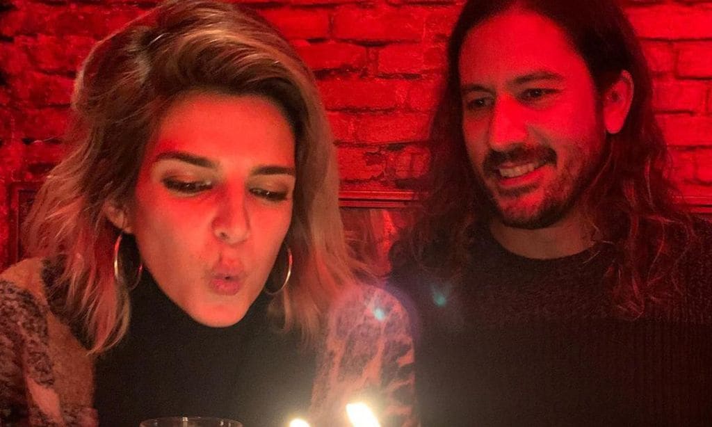 Clara Lago sopla las velas de su 33 cumpleaños con su chico, José Lucena, y sobre una 'montaña de dónuts'