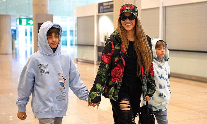 Shakira pone rumbo a Nueva York con sus hijos para su actuación más esperada con Bizarrap