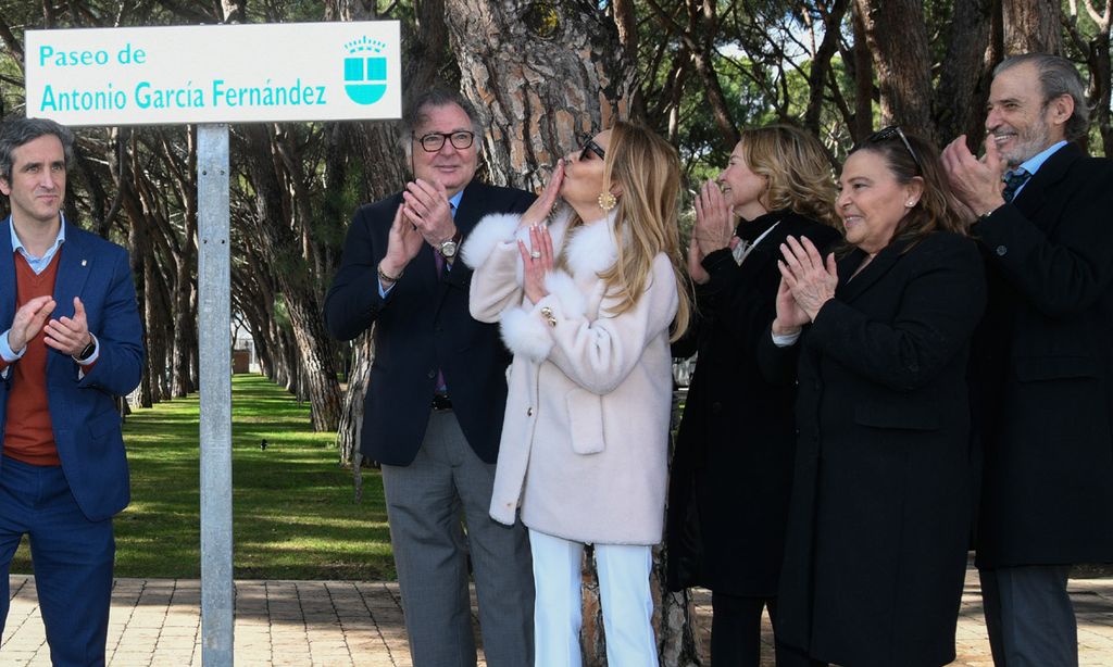 Ana Obregón y sus hermanos inauguran una calle con el nombre de su padre