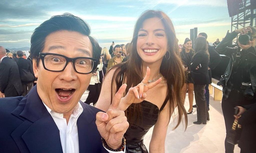 Ke Huy Quan, con Anne Hathaway en un selfie