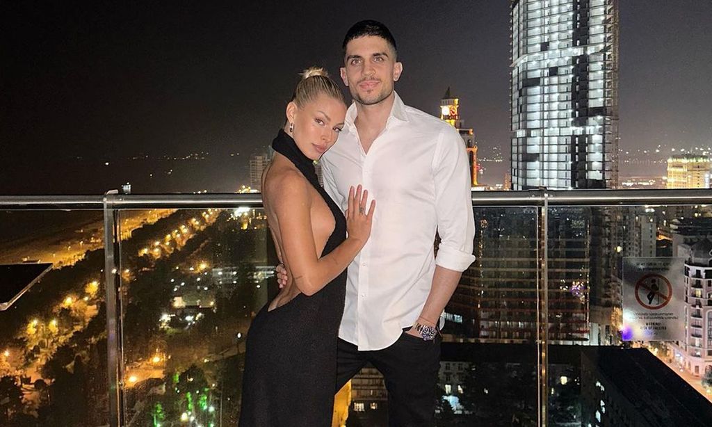 Marc Bartra y Jessica Goicoechea