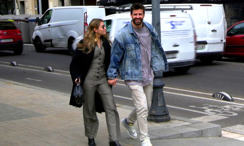 Gerard Piqué y Clara Chía por la calle