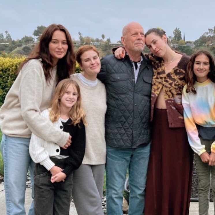 Bruce Willis, rodeado de su familia y muy animado, reaparece en un vídeo cantando mientras celebra su 68 cumpleaños 